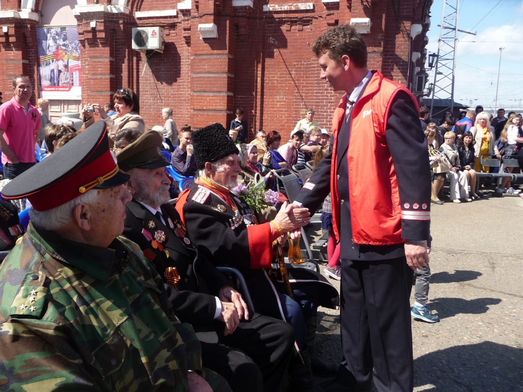 Начальник поезда Андрей Валентинович Малюков знакомится с ветеранами.